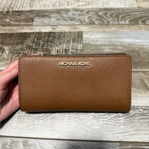 Michael Kors Jet Set Travel Large Brown Leather Zip Wallet Luggage